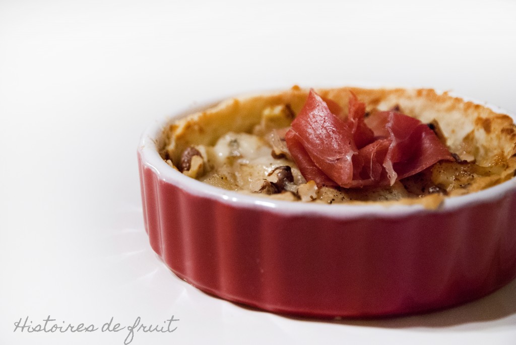 Tartelette poires-gorgonzola aux noix et sa chiffonnade de jambon cru italien