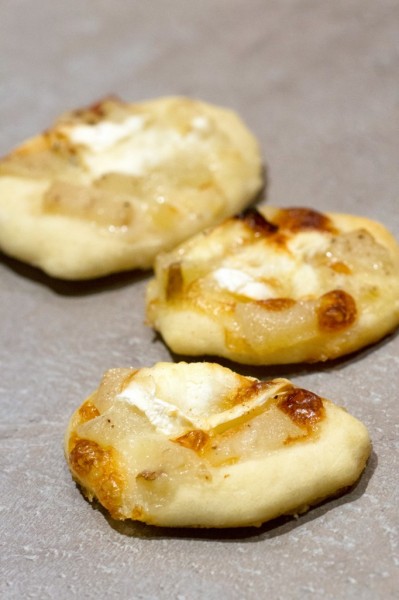 Mini-pizzas poire, chèvre et miel
