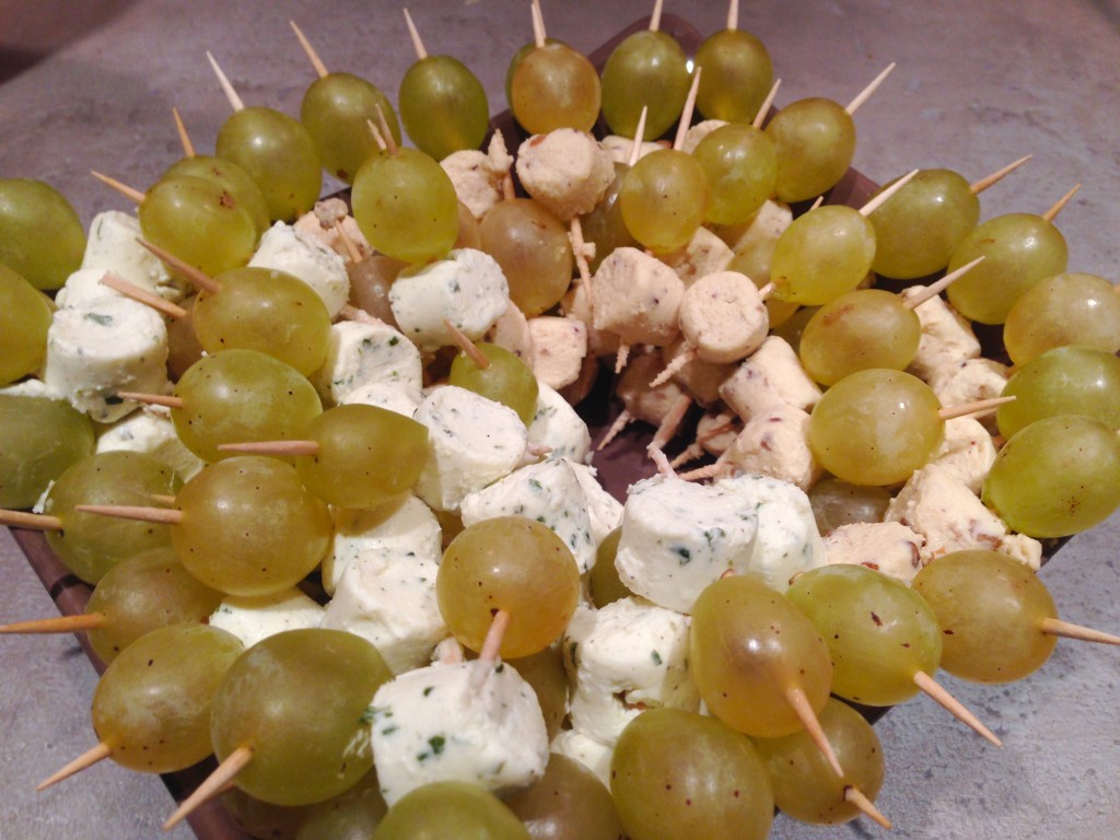 Mini-brochettes apéritives raisin blanc et fromage frais