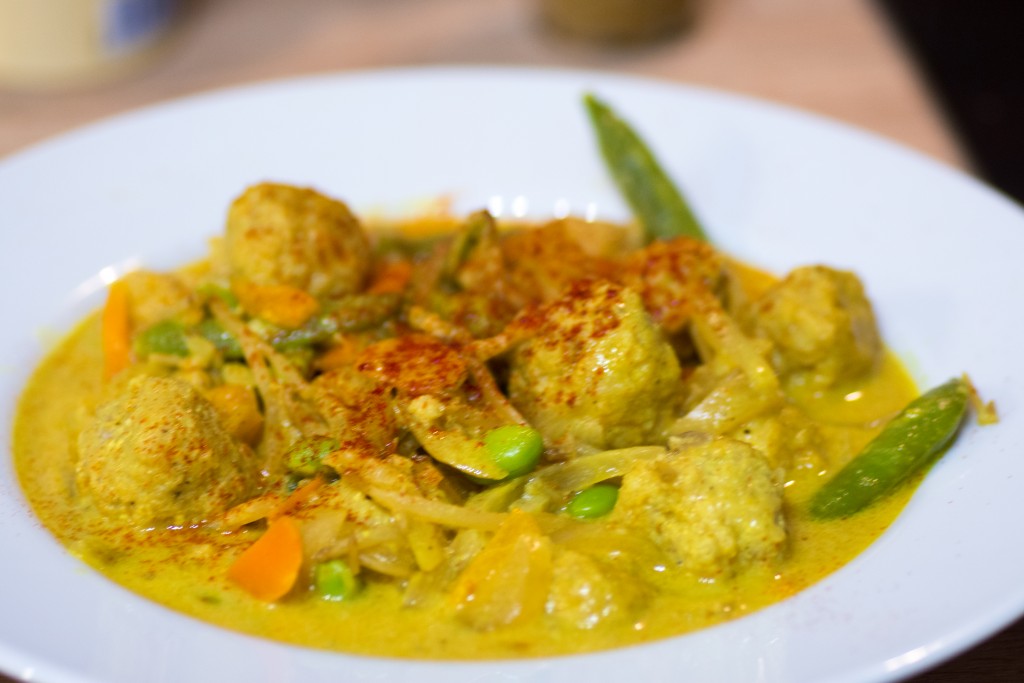 Curry aux boulettes de poisson et petits légumes